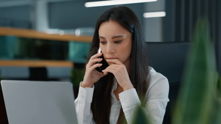 Dueña de negocio revisando por qué su página no aparece en Google - SEO palabras claves