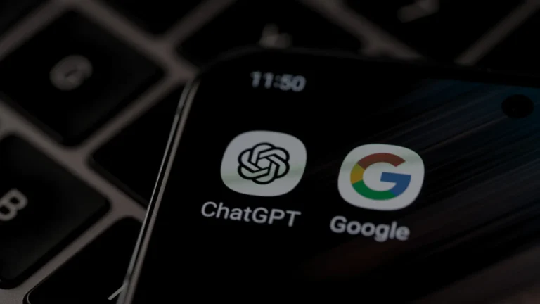 Smartphone con apps de ChatGPT y Google, referencia a la nueva guía SEO GEO de Google 2026. ia google - google ia - geo seo diferencia