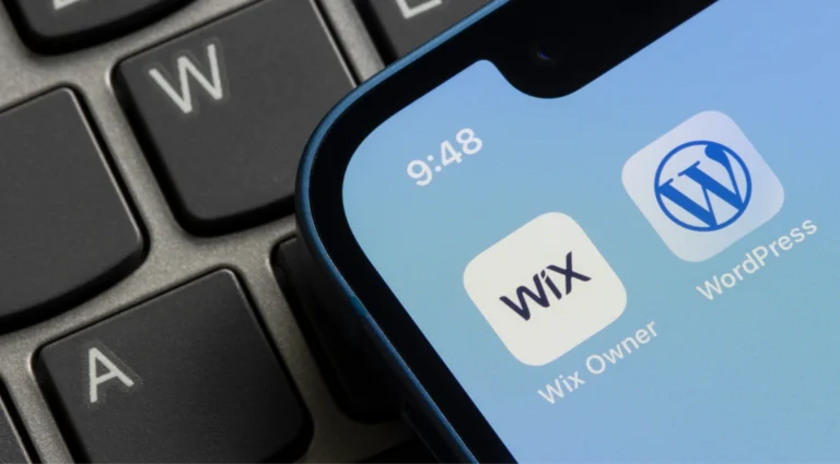 Íconos de Wix y WordPress en pantalla de celular comparando plataformas web para SEO - SeoExit analiza a través de Silvana Beneite qué plataforma es mejor para cada tipo de negocio.