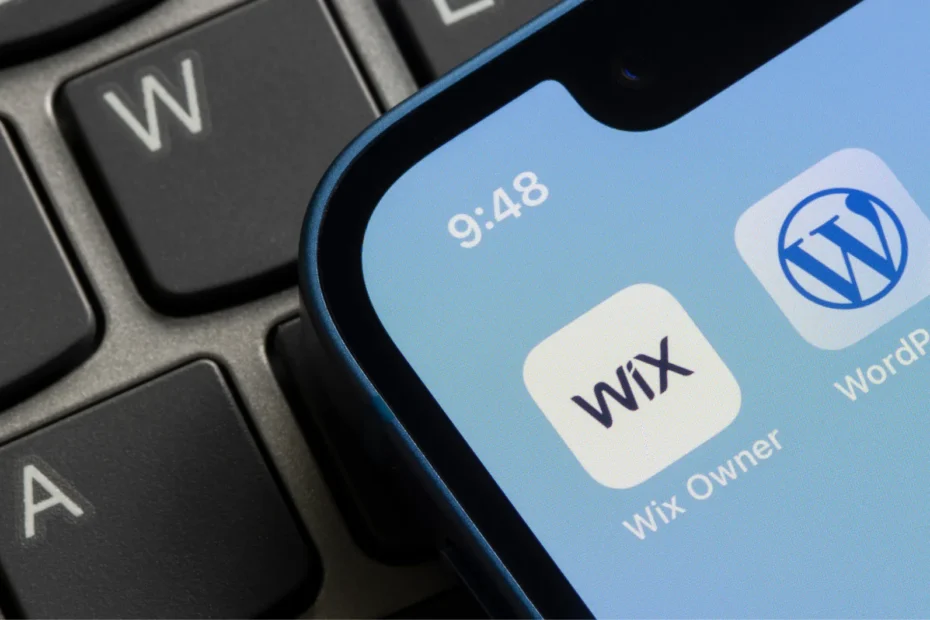 Íconos de Wix y WordPress en pantalla de celular comparando plataformas web para SEO - SeoExit analiza a través de Silvana Beneite qué plataforma es mejor para cada tipo de negocio.