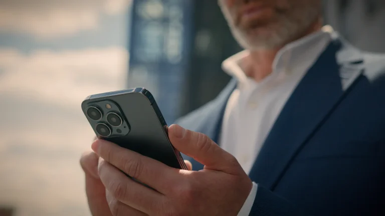 empresario con celular intenta publicar en redes sin estrategia